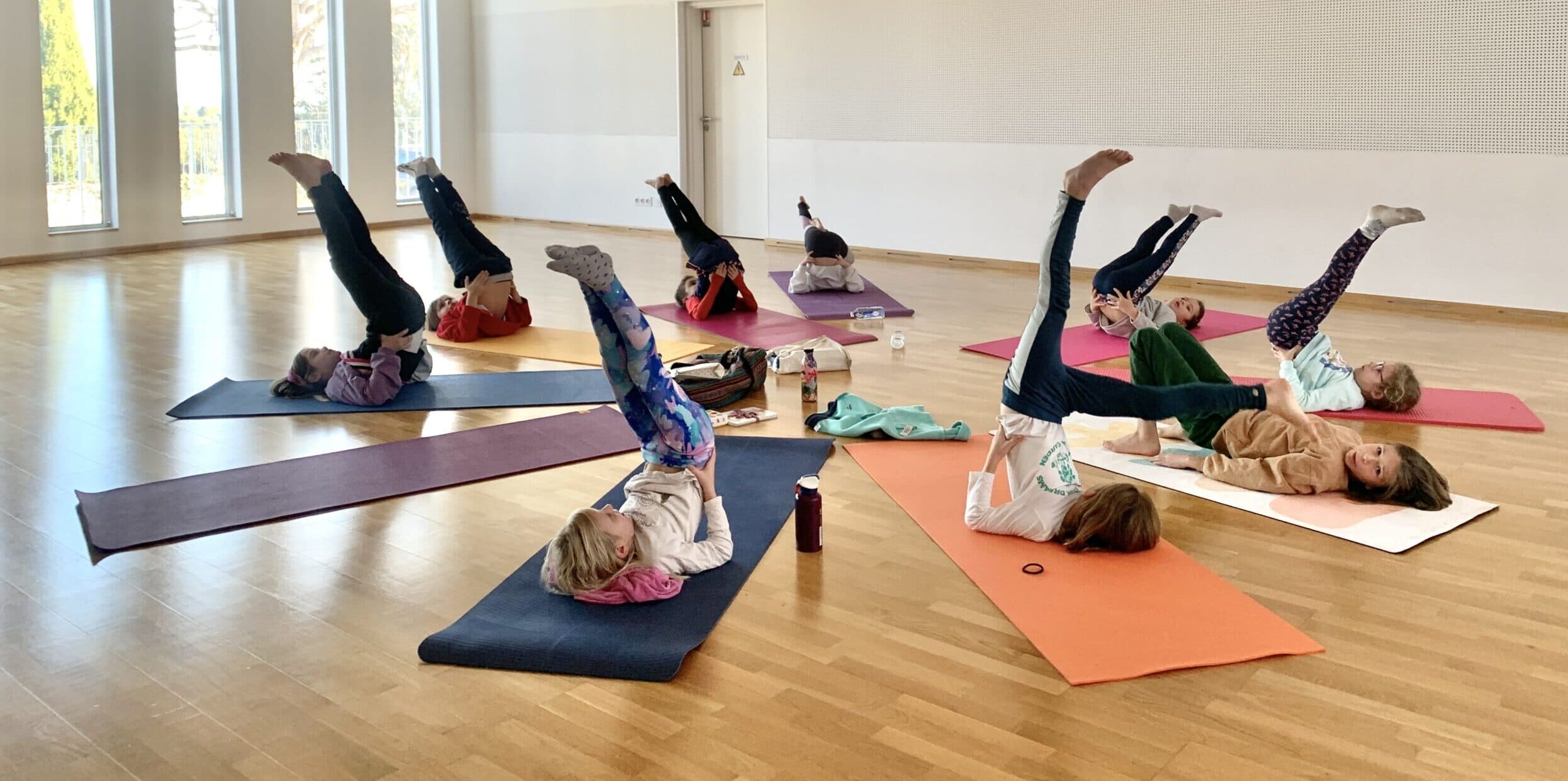 Enfants en train de faire du yoga